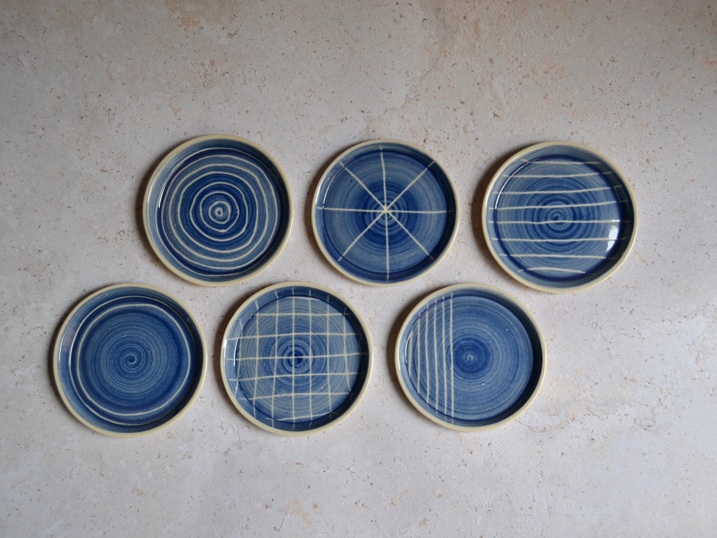 Joc de cafè blau i línies