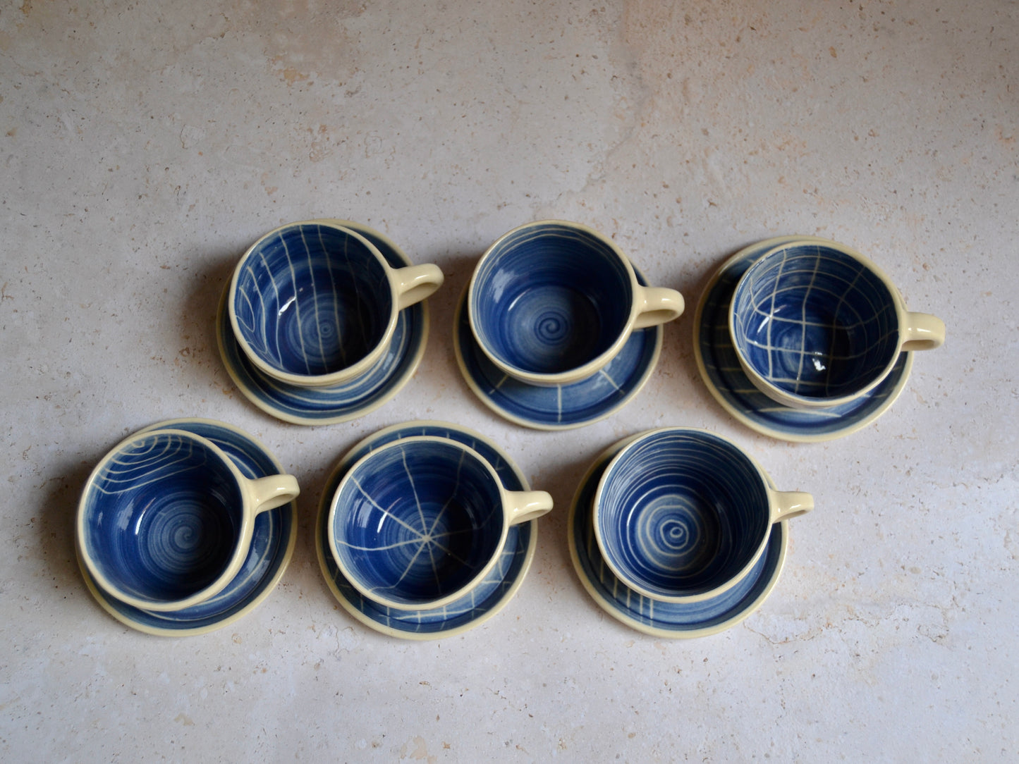 Joc de cafè blau i línies