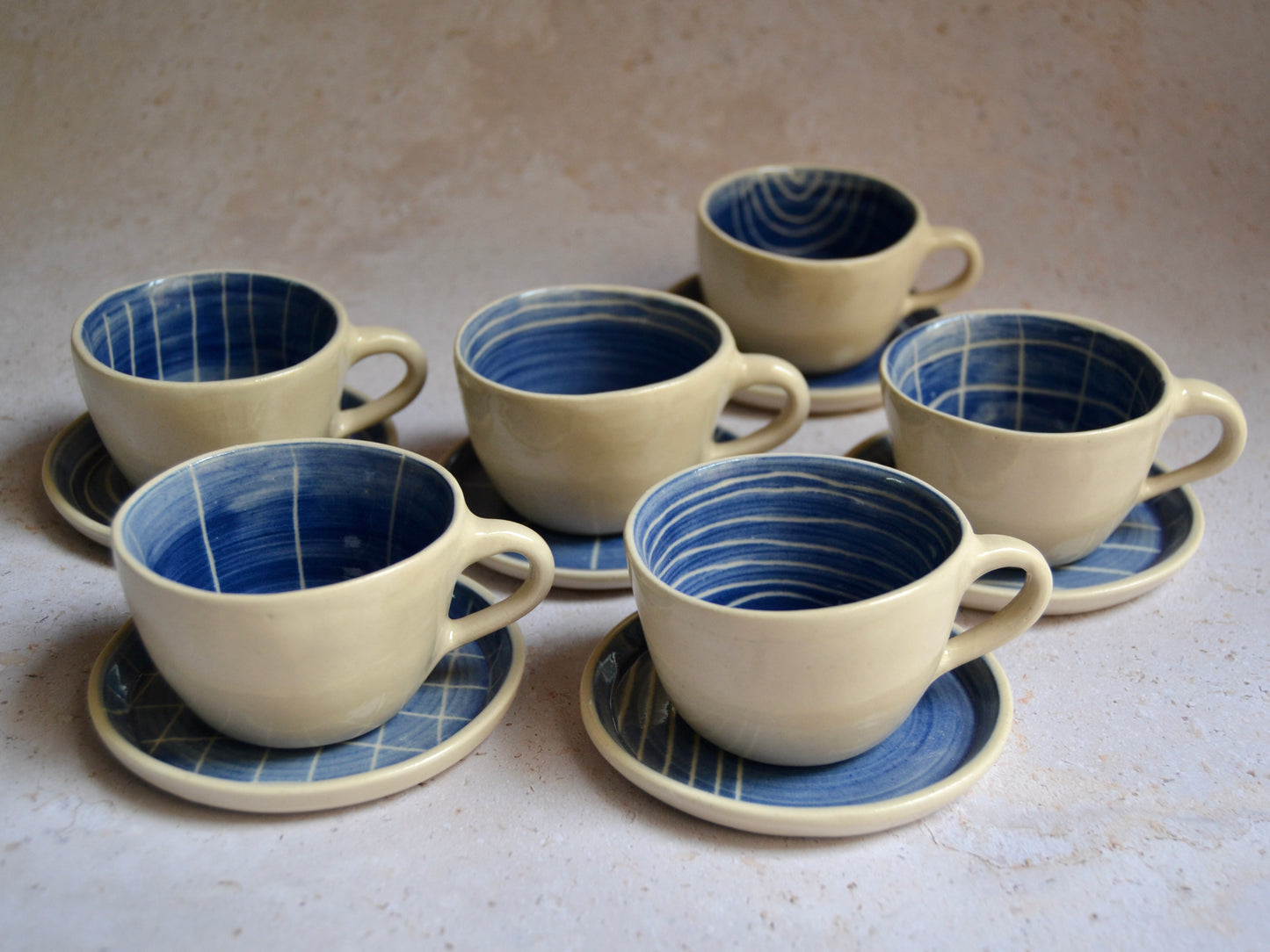 Joc de cafè blau i línies