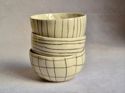 Bol amb línies de llapis negre